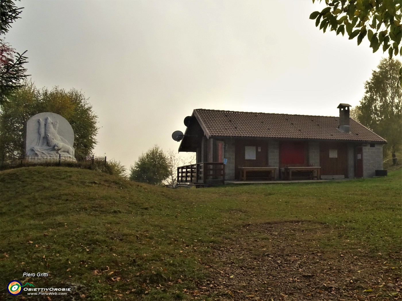 91 Saliamo al Rif. 'I Lupi'  (1270 m) di Brembilla con cielo nuvoloso e nebbie.JPG